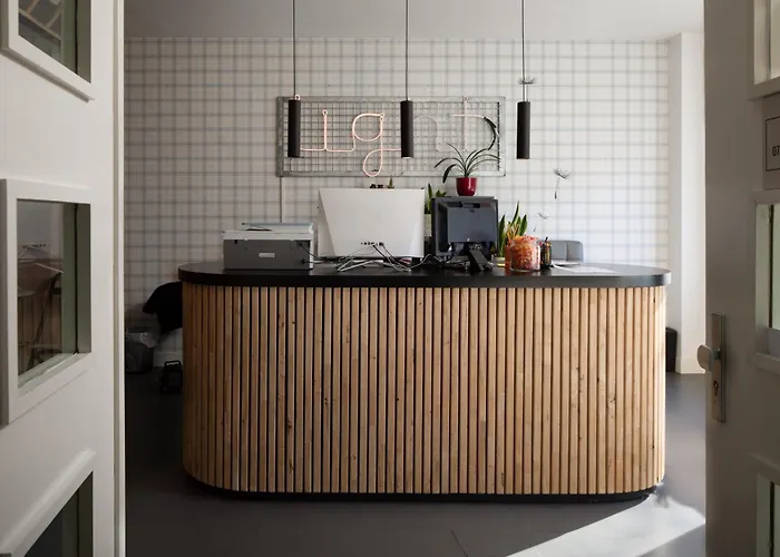 Light 3* روتردام